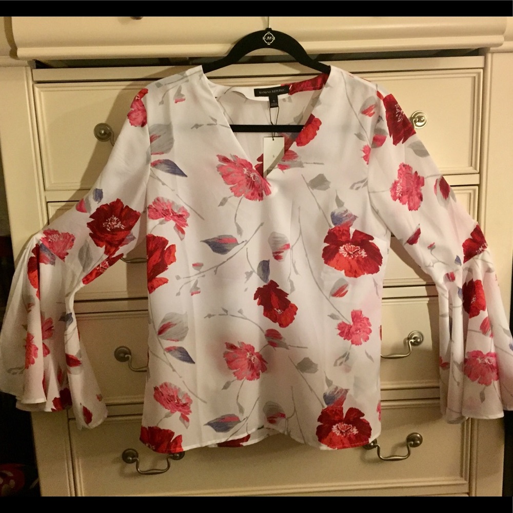 Banana Republic floral blouse w/flare sleeves.NWT